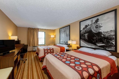 Super 8 by Wyndham Salina I-70 image 1
