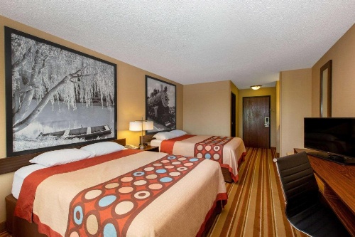 Super 8 by Wyndham Salina I-70 image 9