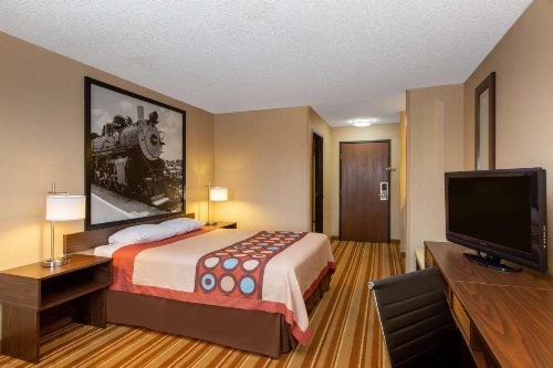 Super 8 by Wyndham Salina I-70 image 11