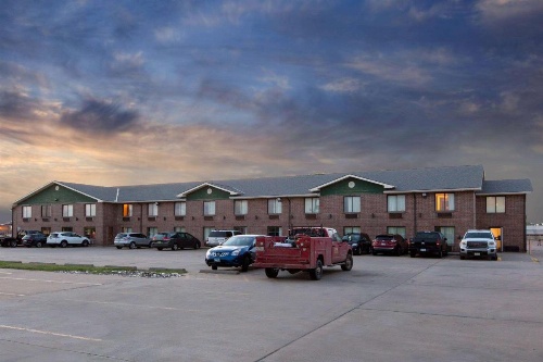 Super 8 by Wyndham Salina I-70 image 16