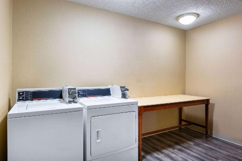 Super 8 by Wyndham Salina I-70 image 2