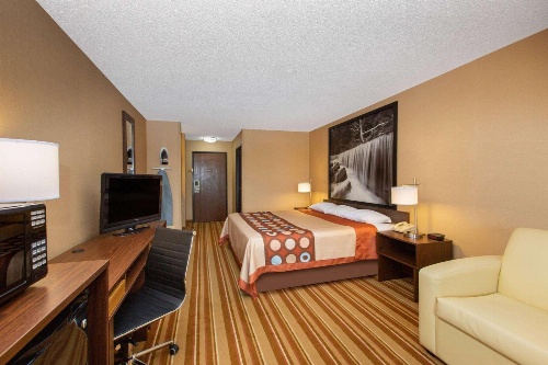 Super 8 by Wyndham Salina I-70 image 3