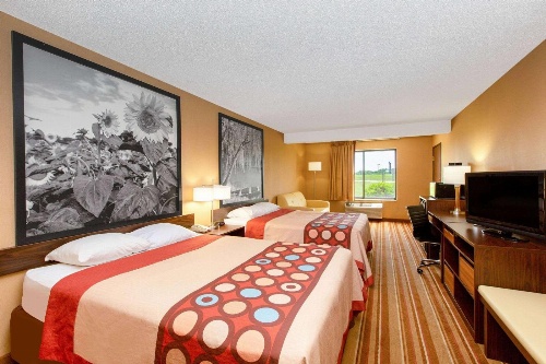 Super 8 by Wyndham Salina I-70 image 4