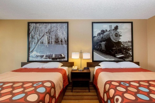 Super 8 by Wyndham Salina I-70 image 6